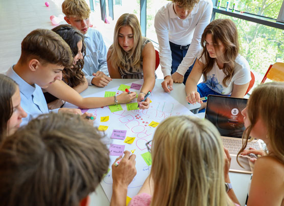 Schüler:innen arbeiten an einem Konzept