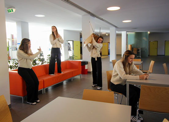 Schülerinnen bei einem Fotoshooting in der Aula