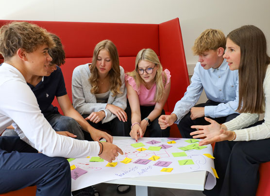 Schüler:innen diskutieren ein Sportprojekt