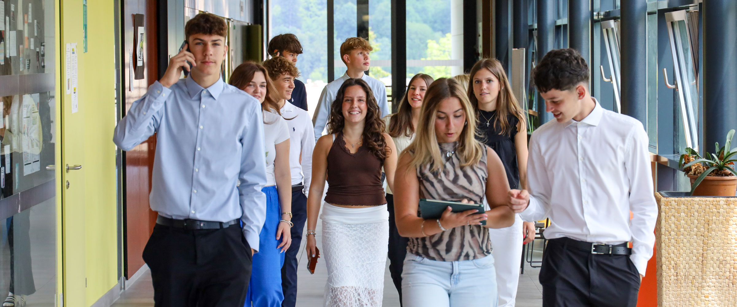 Schülerinnen und Schüler im Gang der HAK Bad Ischl